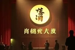 《长街短梦》封面：夜里商铺招牌连成一片的长街