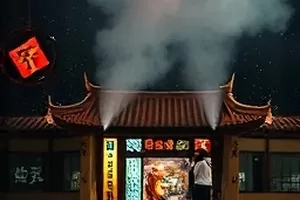 《青苔巷口》封面：爬满青苔的巷口石阶与木门